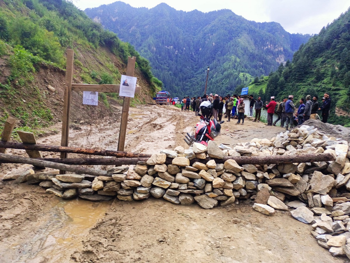 विद्युत लाइन तान्ने क्रममा ट्रकको ठक्करबाट स्थानीयको मृत्यु भएपछि सडक बन्द